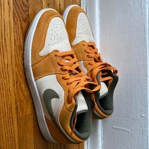 Air Jordan Retro 1 low SE Light Curry